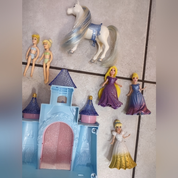 Cinderella 2009 royal magic clips Mattel castle w/ 5 dolls Polly pocket & horse - Picture 4 of 6